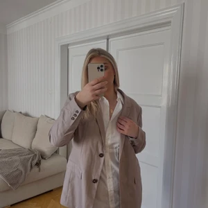 Oversized blazer - Oversized blazer i strl.42 för extra oversized fig. En härlig grå/beige färg som funkar till allt! Från Nelly