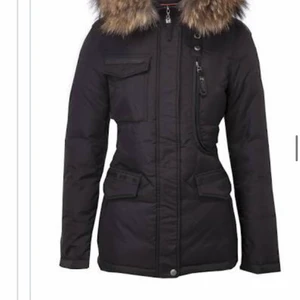 Hollies Livingo dunjacka.  - Hej jag vill sälja min Hollies jacka, den är i bra skick inte sönder någonstans som helt ny. Äkta päls. Köpt för 4500kr säljer den för 2000kr. (Äkta)