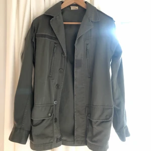 Grön militärjacka - Säljer min så så fina gröna militärjacka köpt på arkivet förra hösten. 💕 sitter som en oversized S/M. Så fin till hösten och i jättebra skick!
