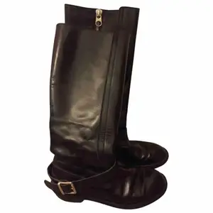 jättesöta höga boots inför hösten! säljer de vidar pga för små. de är slitna men eftersom det är äkta skinn håller de sig bättre! köpte de för 3250kr men sänker de till 1500kr! 🌻✨