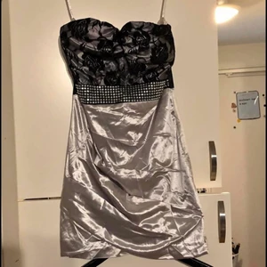 Aftonklänning/Festklänning  - Helt ny klänning, aldrig använd. Silver/Svart, figursydd, offshoulder.