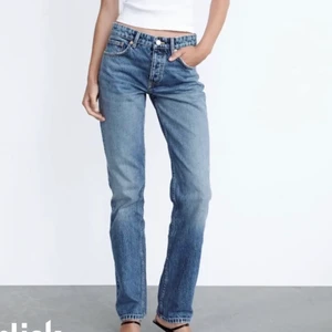 Lågmidjade blå jeans - Säljer de här mörkblåa låg/mellanmidjade jeansen ifrån zara ! Bra skick.  Slutsålda i denna strl