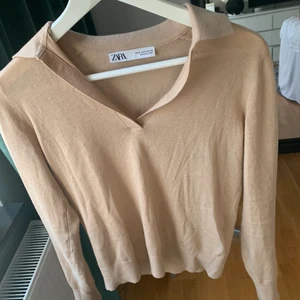 pike  - fin beige piké från zara! nyskick, jätteskön och perfekt till hösten, köparen står för frakt💕