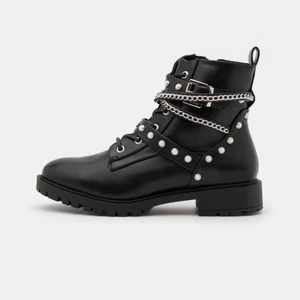 Boots  - Aldrig använda säljer pga aldrig haft användning för dem tyvärr💕 perfekta på hösten, våren och sommar. Köpta i våras för 959. Köparen står för frakten.  