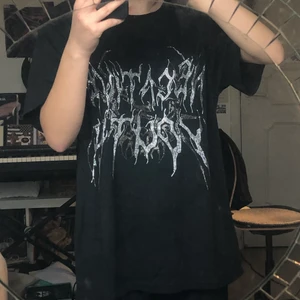 Rhinestone T-Shirt - Oversized rhinestones T-shirt. Storlek M men passar fler storlekar eftersom att den är stor. Aldrig använd.