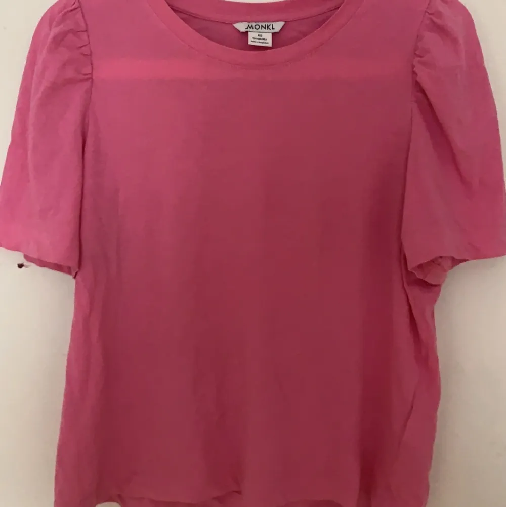 Det här är en rosa T-shirt från MONKL och den är oanvänd. Tyget är ganska tunt och den är väldigt strechig. Den här T- shirten har jag haft i 2 år men som sagt så har jag ej använt den. Frakten ingår i priset så därför är den lite dyr.. T-shirts.