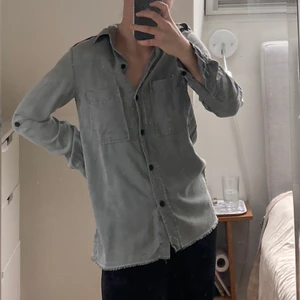 Grön skjorta - Oversized ljusgrön skjorta med svarta knappar och två fickor💕