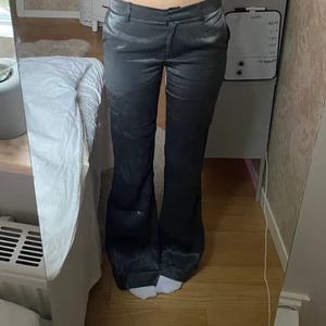 Silvriga kostymbyxor - Intressekoll på dessa unika skimriga lågmidjade kostymbyxor som är i använt skick! Buda privat