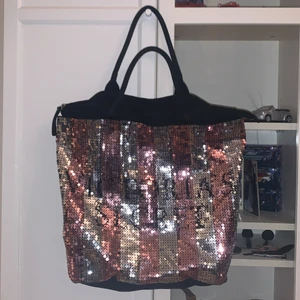 Victoria Secret väska  - Victoria secret väska som får plats med dator, kläder och skor om man ska iväg eller ha som väska till skolan.