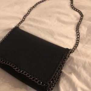 Väska  - Säljer denna svarta väskan med fake skinn. Det går att göra kedjan länge ifall man vill 