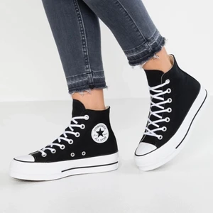 Converse hög sula 37,5  - Säljer dessa trendiga och helt nya svarta converse med hög sula i storlek 37,5. Slutsålda överallt, och köptes för 920 kr men säljer de för 800kr då de var för små🖤 de kommer i orginallåda👊🏽 frakt betalas av köparen💕
