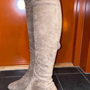 Overknee boots - Supersköna overknee boots i storlek 39. Superfin beige färg och i mycket gott skick, knappt använda!