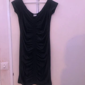 Svart klänning  - Säljer denna jätte jätte snygga klänningen från Gina, storlek M men passar även till S då den är ganska tajt. Jätte fin på! Man kan ha den off shoulder och man får urringning, skriv om man vill ha mer bilder på hur den ser ut på osv 💕