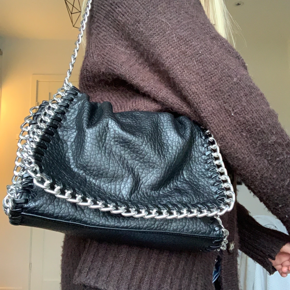 Svart väska med kedja