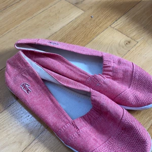 Skor - Säljer dessa jätte fina skor från Lacoste som är i super bra skick!