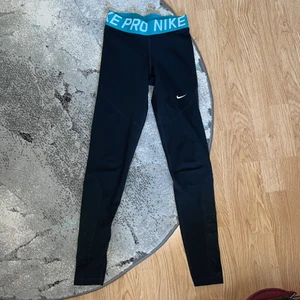Nike pro träningstights - Väldigt sparsamt använda nike pro tights i storlek S. Dri-fit. fraktar endast 💗