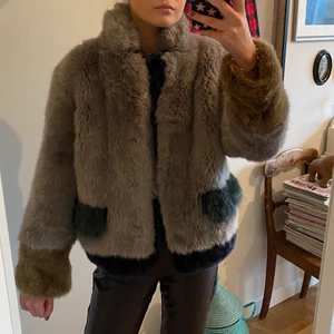 Faux fur jacka i kort modell - Så fin faux fur i en kort modell från märket MolliOlli. Står ingen storlek, men passar mig perfekt som brukar ha S❤️‍🔥 Otroligt varm och rejäl, väldigt tung! Köpt för 2500kr. 