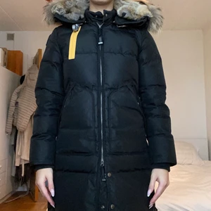 Parajumpers  - Parajumpers vinterjacka i modellen longbear i storlek S (svart). Det finns inga fel på jackan, den är som ny!  Köpt på Sea Life för 9199kr säljer den för 8000kr (köparen står för frakten). Skriv för fler bilder och frågor. (Finns på andra sidor)