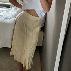 Second Female kjol - Så fin kjol från second Female, den behöver bara strykas, storlek Xs och använd en gång 💛💛💛🧡🧡