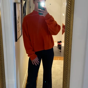 Orange stickad tröja & other stories - Fin orange stickad tröja från & other stories. Storlek S. I fint skick men har ett pyttelitet hål längst ner på ena ärmen, syns inte men kan skicka bild för den som vill. 