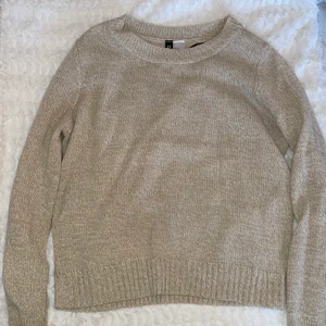 Hm stickade tröjor - Dessa super mysiga tröjor använder jag tyvärr inte längre så därför säljer jag🤎 Båda för 50kr + frakt🤍