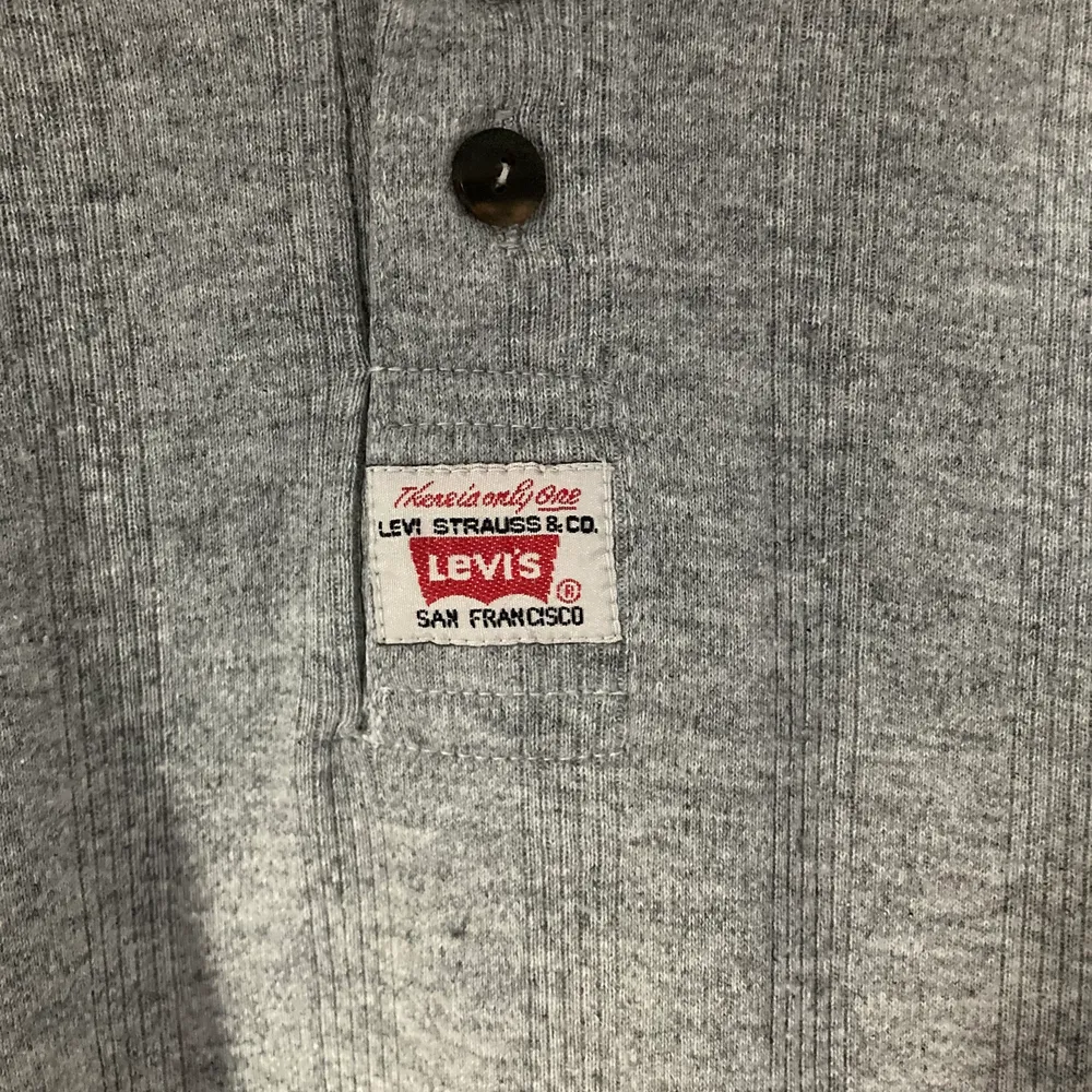 Vintage grå ribbad Levis tröja i bra skick, storlek L men liten i storleken. Tröjor & Koftor.