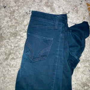 Jeans  - Jeans från hollister. W- 27 L-29. Möts upp i Göteborg eller fraktas. Kollar priset på frakten när du bestämt dig för att du vill köpa😊