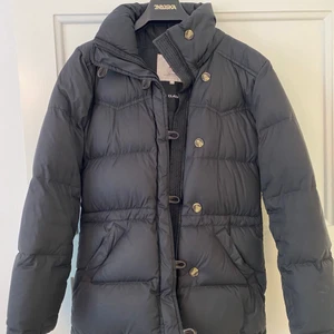 Boomerang vinterjacka  - En svart äkta boomerang jacka, original pris 5000kr ny PRIS 1500kr, frakten betalas av köparen!!