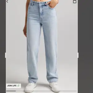 Super trendiga och sköna jeans ifrån bershka. Super fin färg och modell de sitter helt perfekt!! Säljer de pga köpte ett par liknande och har inte så mycket användning för de längre tyvärr. Använda ett fåtal gånger så de är så gott som nya! Nypris 359💕💕💕