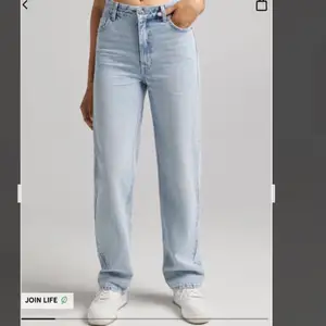 Super trendiga och sköna jeans ifrån bershka. Super fin färg och modell de sitter helt perfekt!! Säljer de pga köpte ett par liknande och har inte så mycket användning för de längre tyvärr. Använda ett fåtal gånger så de är så gott som nya! Nypris 359💕💕💕