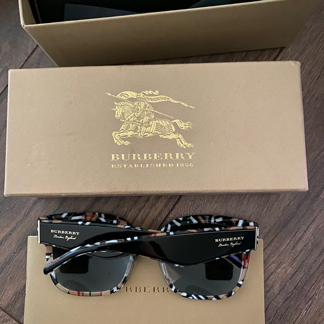 Burberry solglasögon 🕶 