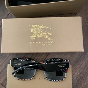 Burberry solglasögon 🕶  - Burberry solglasögon köpta för över 2000kr. Inga repor eller liknande. Allt medföljer. Har även kvitto. Skriv om du har några frågor. Såklart ÄKTA.  Bud från 900 köp direkt för 1000kr