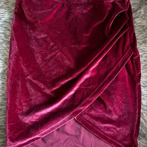 En vinröd kjol i sammet som jag använt en julafton. Väldigt fin och smickrande passform men som tyvärr blivit för liten för mig. Kjolen går i omlott framtill vilket gör att benen ser långa ut! 