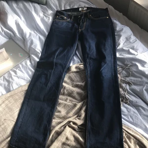 Straight eytys jeans cypress - Cypress jeansen från eytys. Skit snygg rak modell i cool mörk färg perfekt för hösten och vintern! Storlek 31(midja)/34(längd). Skriv för bilder med jeansen på! Originalpris 1700kr jag säljer för 700kr, skriv om du vill köpa direkt.   OBS, valde fel datum gällande budgivning, buda i kommentarerna eller skriv privat 