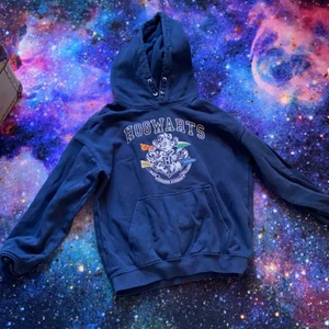 Hogwarts hoddie  - Jag säljer en gammal Harry Potter hoddie som är fölungen för mig, perfekt att ge bort i present eller ha på sig själv ♥️ kan tänka mig att sänka priset. Jag kan mötas och leverera 