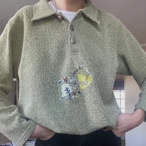 Tröja med knappar - Fin ljusgrön tröja med knappar och broderade detaljer.