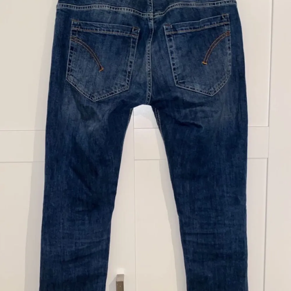 Säljer ett dondup jeans ny pris 2500kr cond 9/10 strl 32 mitt pris 500 . Jeans & Byxor.