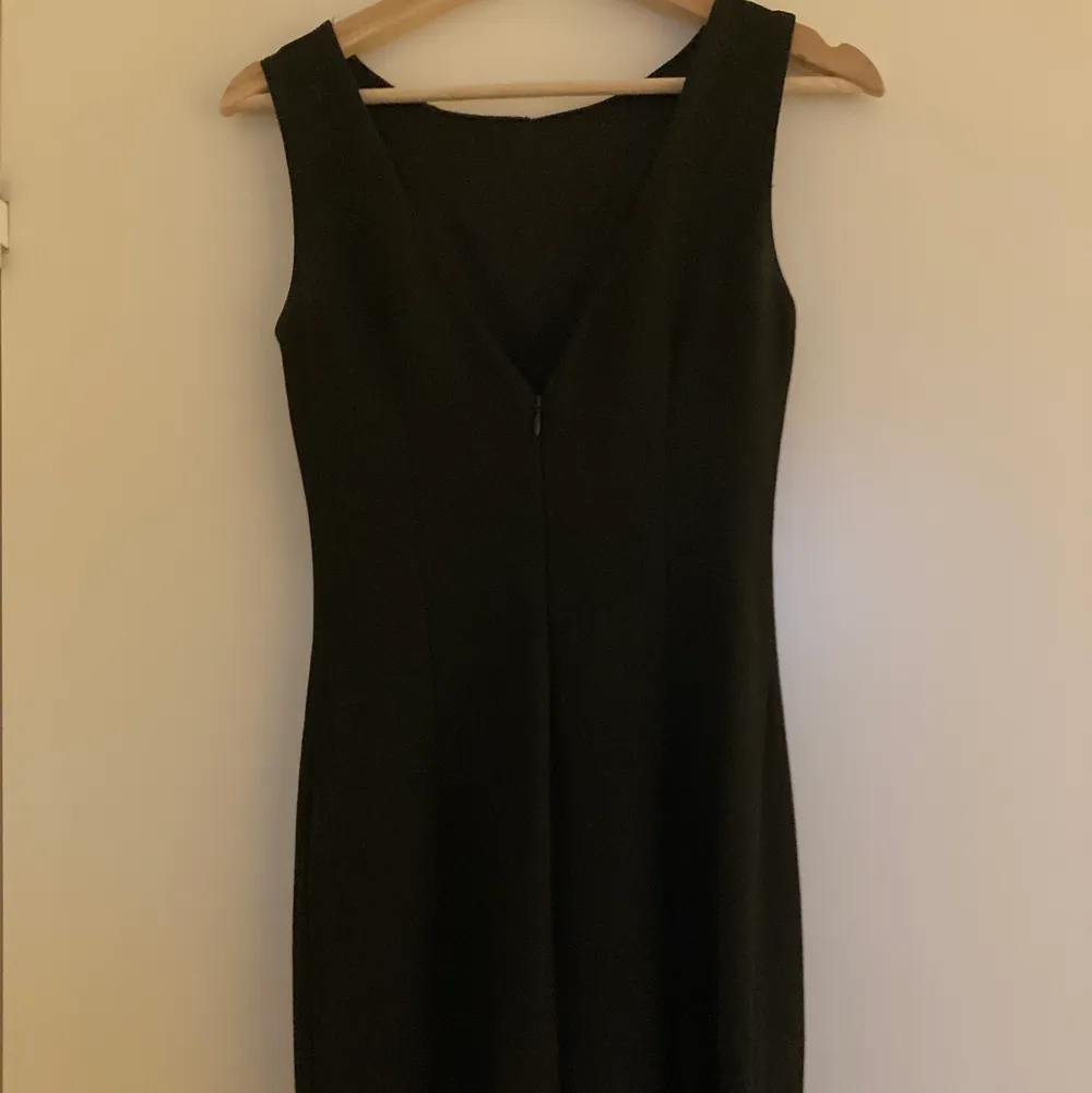 Size small, short dress with V on its back. In very good condition. Klänningar.