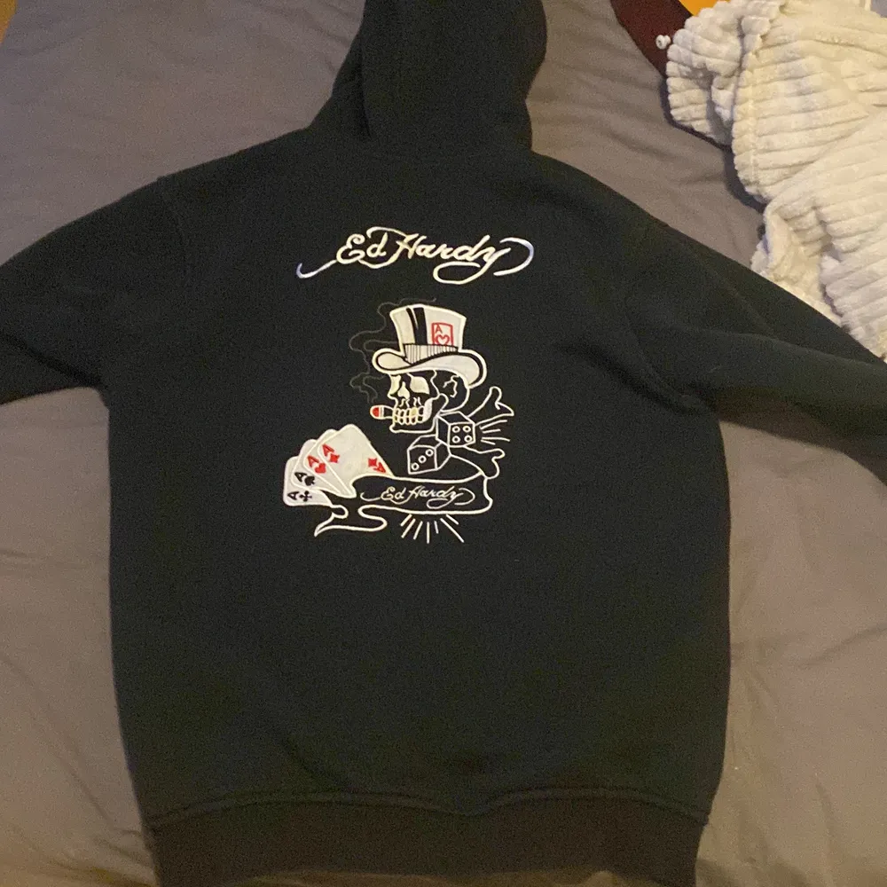 den sitter ganska litet så skulle nog mer säga M/L. Hoodies.