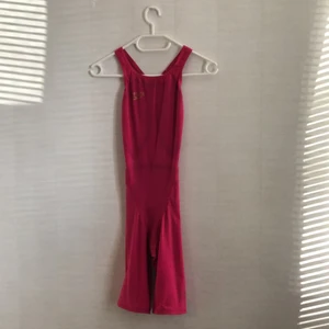 Storlek 36 speedo  - Har använt den några gånger. Det är en tävlingbadräckt 