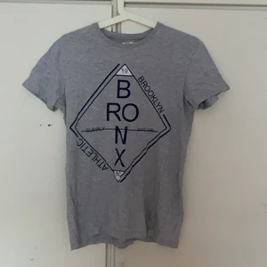T-shirt - En t-shirt som inte har varit använd så mycket. Den är i bra skick och är väldigt fin. Frakten ingår i priset så därför kan den vara lite dyr. Storleken är 158-164