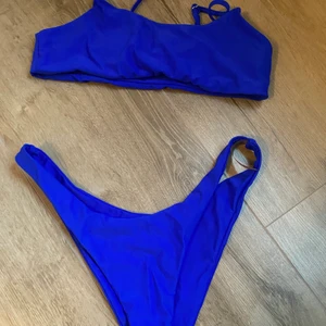 blå bikini - en blå bikini från shein i storlek L men mer som M