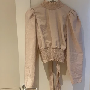 Gina tricot knyttopp  - Topp från Gina tricot, aldrig använd 