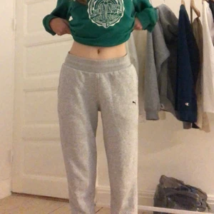 Gråa mjukisbyxor - Säljer mina jättesköna mjukisbyxor från puma. De är ljusgrå och i storlek S. Såklart justeras storleken beroende på hur oversized man vill ha de! Kom privat om ni är intresserade, vill ha fler bilder eller undrar något❤️