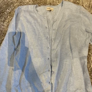 Ljusblå kofta i strl M - Ljusblå kofta från newhouse! 100% bomull💙 nästan aldrig använd. Strl M men passar även mig som bär xs/s. Köpt för ca 800kr. Säljer för 300 (priset går att diskutera)💕