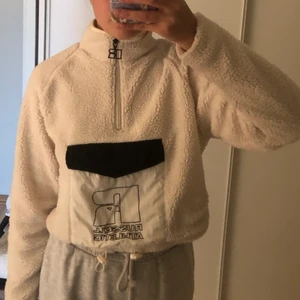 Croppad sweatshirt  - Tröja i teddymaterial från Russel Athletic (Urban Outfitters). Knappt använd. Storleken är S men skulle snarare säga att det är en XS. 