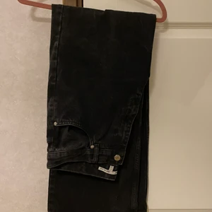 Svarta Jeans - Ett par svarta jeans från Junkyard. Är i storlek 31, skulle säga M. De är väldigt vida. Säljer pga att de inte kommer till användning, är mycket gott skick. Kontakta mig vid frågor eller intresse. Köparen står för frakt.🤍