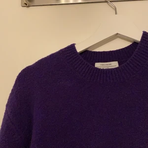 stivkad tröja - lila finsticlad tröja från & other stories. sparsamt anvönd och i superbra skick. 