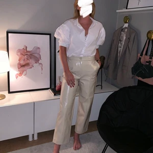 Weekday, byxor, strl 36 - Cremevit byxa från weekday, enkelt att dressa upp och ner med olika material till byxorna som är i någon form av läderimitation.