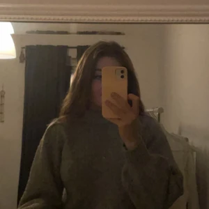 Fin grå stickad tröja från Gina tricot  - Säljer nu denna gråa stickade tröjan från Gina tricot då den inte kommer till användning längre tyvärr:))